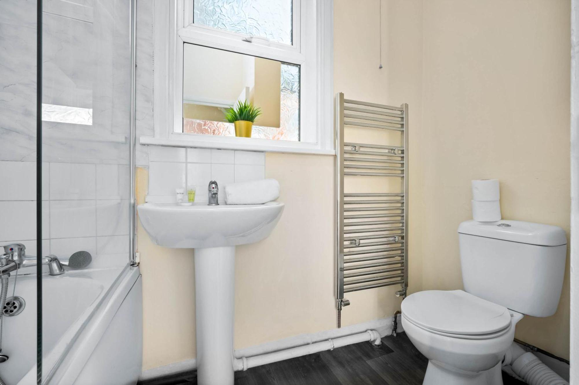 ווסט ברומוויץ' Two Bedroom Apartment - Single Beds - Accommodates 3 - Street Parking - Top Rated -Wbb מראה חיצוני תמונה