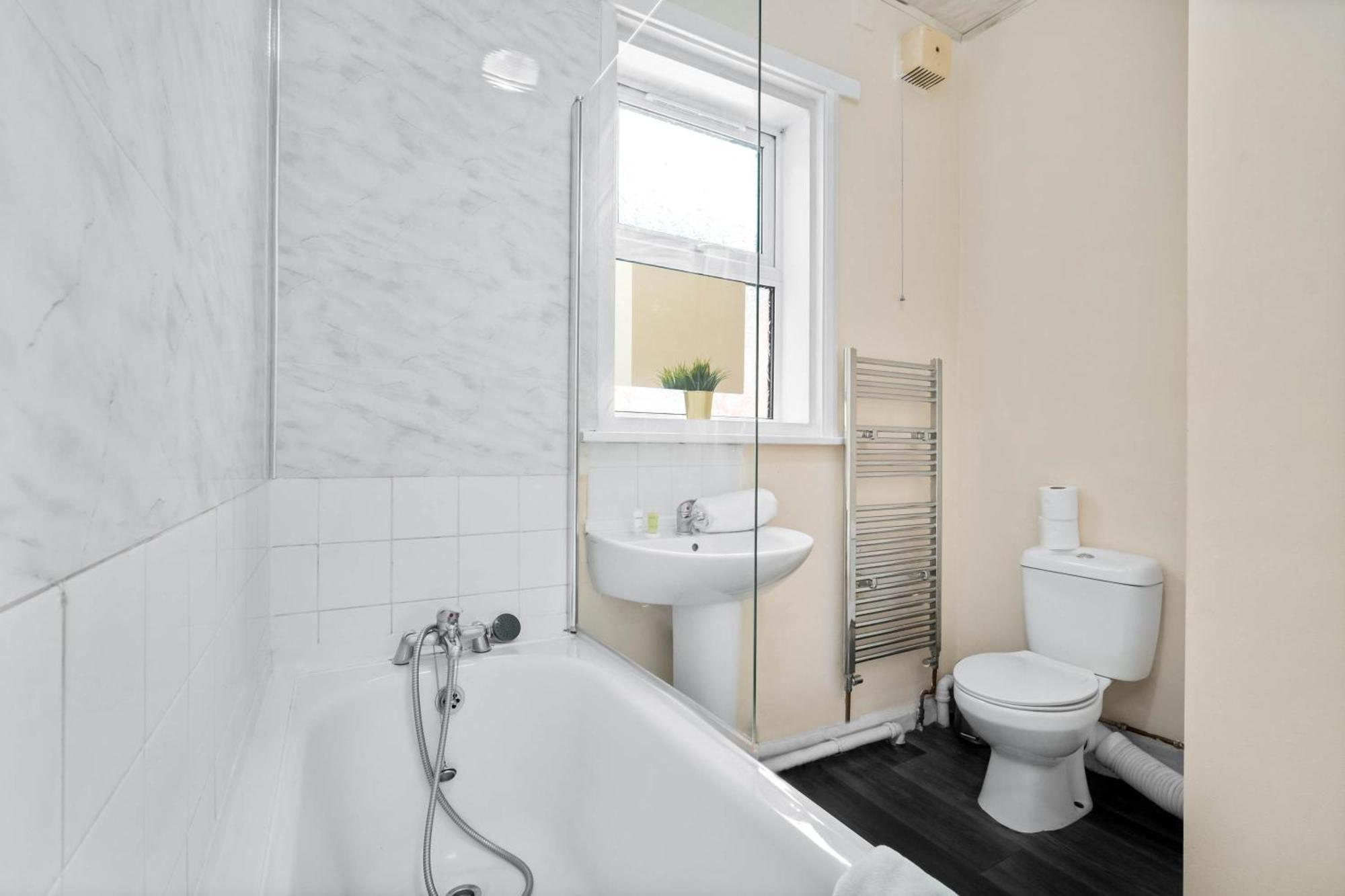 ווסט ברומוויץ' Two Bedroom Apartment - Single Beds - Accommodates 3 - Street Parking - Top Rated -Wbb מראה חיצוני תמונה