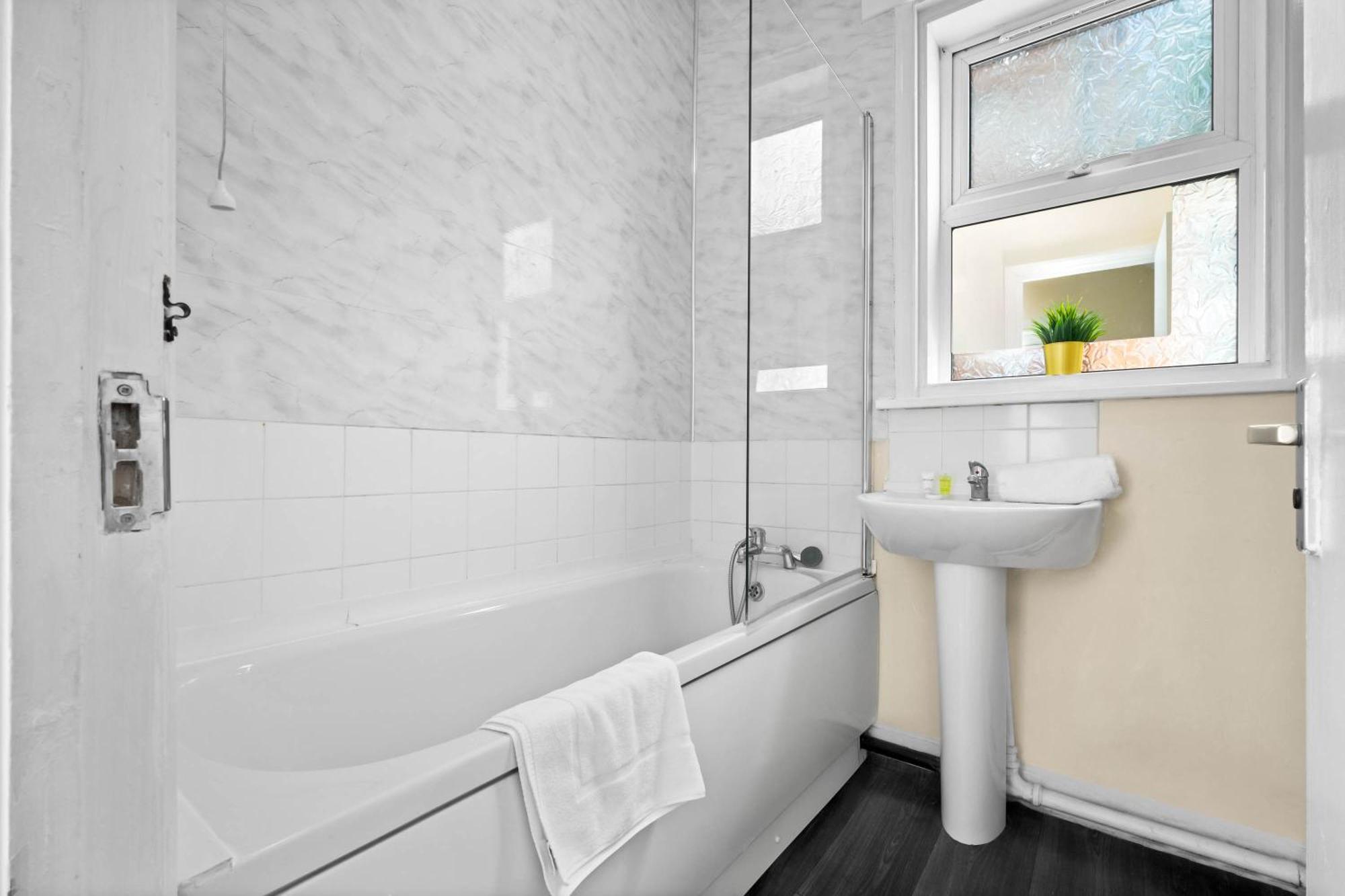 ווסט ברומוויץ' Two Bedroom Apartment - Single Beds - Accommodates 3 - Street Parking - Top Rated -Wbb מראה חיצוני תמונה