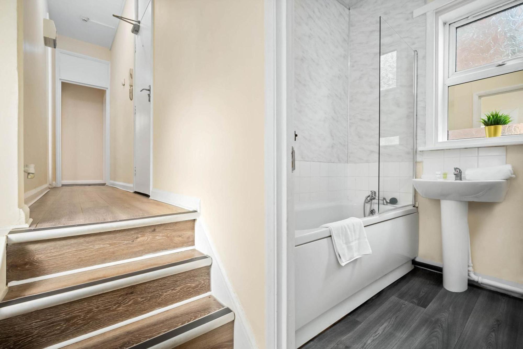 ווסט ברומוויץ' Two Bedroom Apartment - Single Beds - Accommodates 3 - Street Parking - Top Rated -Wbb מראה חיצוני תמונה